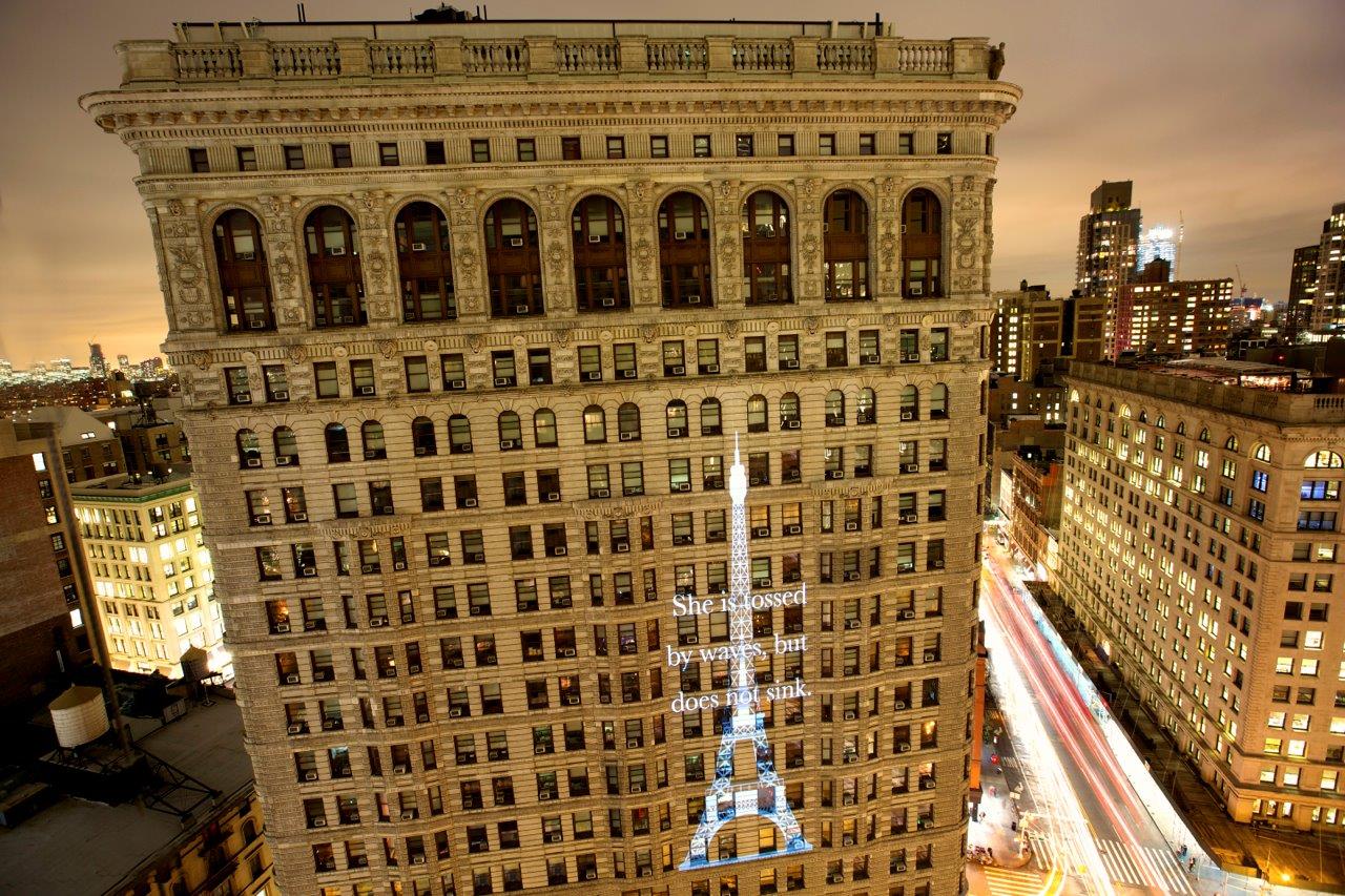 Il Flatiron Building di New York si illumina con l’immagine della Torre Eiffel per ricordare le vittime del terrorismo