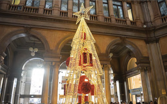 Albero rosso oro per il Natale in Galleria Alberto Sordi