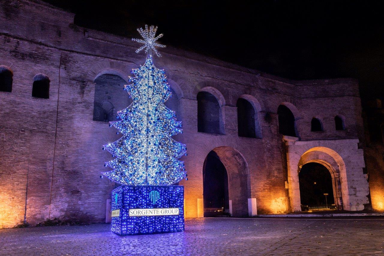 <strong>Sorgente Group augura Buon Natale a Roma con un luminoso albero a Largo Fellini</strong>
