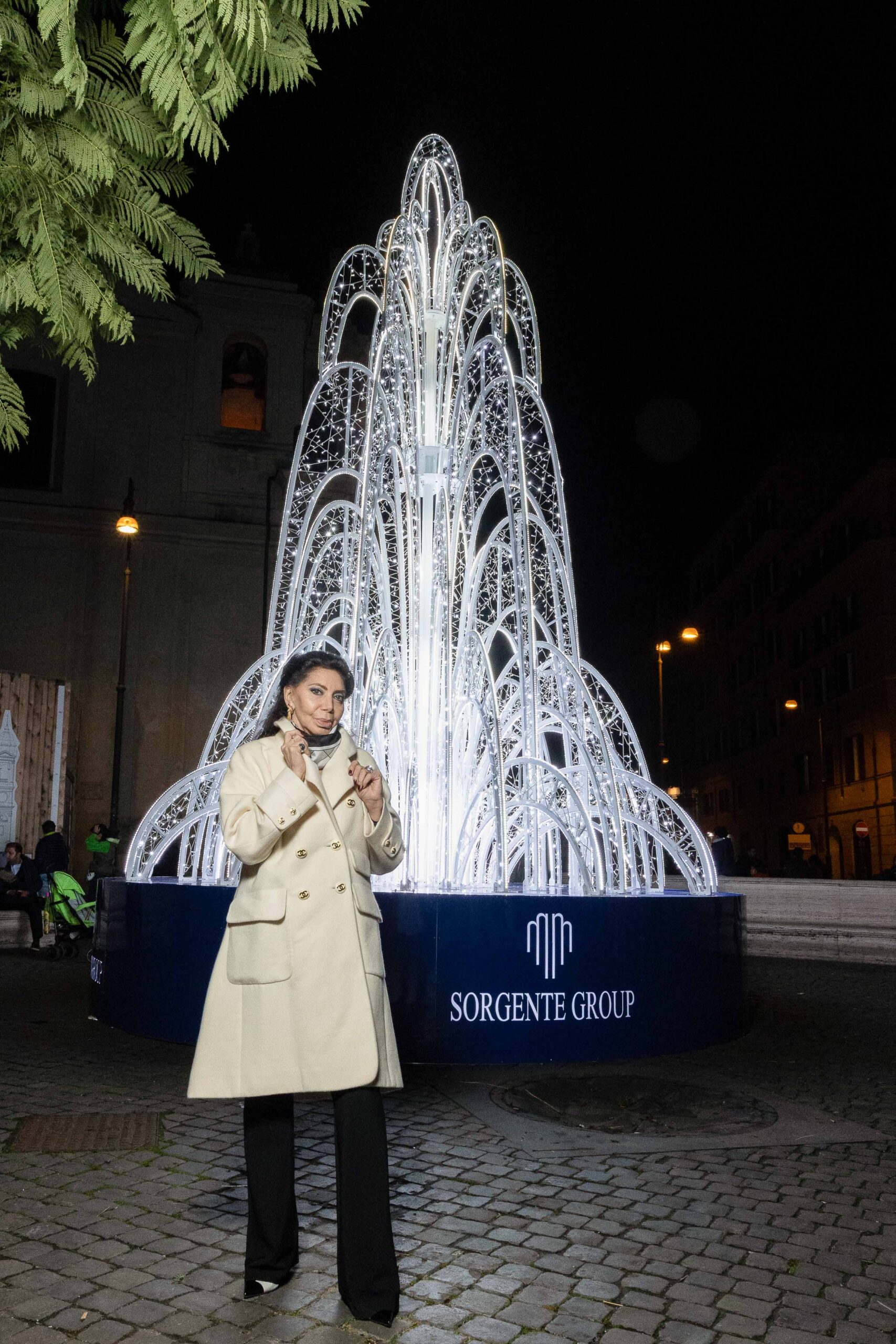 Sorgente Group: a Piazza San Silvestro l’albero di Natale è una fontana di luce
